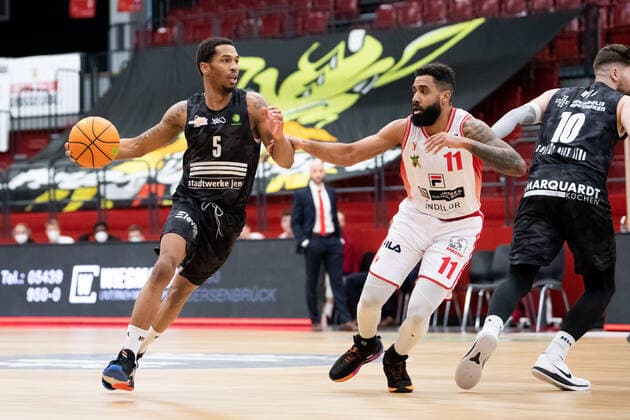 BARMER 2. Basketball Bundesliga ProA Playoff Spieltag 4 Saison 2020 2021 am 26.4.2021 Artland Dragons vs Science City Jena v.li. am Ball Zamal Nixon (Jena) gegen Gerel Simmons (Artland) Artland Arena