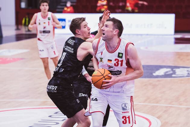 ProA: Playoffs - Artland Dragons vs. Science City Jena, 26.04.2021 Robin Carl Lodders (Science City Jena, 11), Robert Oehle (Artland Dragons, 31); ProA: Playoffs - Artland Dragons vs. Science City Jena am 26.04.2021 in Quakenbrueck (Artland Arena), Germany, Copyright: xBEAUTIFULxSPORTS Neddermannx