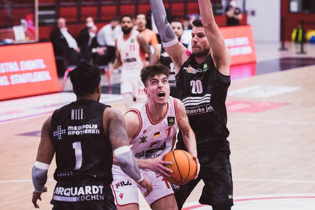 ProA: Playoffs - Artland Dragons vs. Science City Jena, 26.04.2021 Kasey Jamal Hill (Science City Jena, 1), Zachary Christopher Ensminger (Artland Dragons, 1), Andrew David Smith (Science City Jena, 20); ProA: Playoffs - Artland Dragons vs. Science City Jena am 26.04.2021 in Quakenbrueck (Artland Arena), Germany, Copyright: xBEAUTIFULxSPORTS Neddermannx