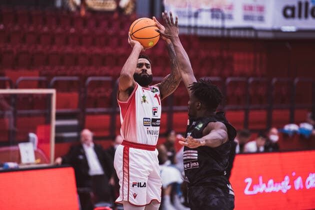 ProA: Playoffs - Artland Dragons vs. Science City Jena, 26.04.2021 Gerel David Simmons (Artland Dragons, 11), Norense Owen Odiase (Science City Jena, 32); ProA: Playoffs - Artland Dragons vs. Science City Jena am 26.04.2021 in Quakenbrueck (Artland Arena), Germany, Copyright: xBEAUTIFULxSPORTS Neddermannx