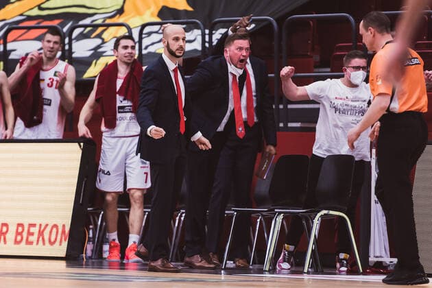 ProA: Playoffs - Artland Dragons vs. Science City Jena, 26.04.2021 Tuna Isler (Artland Dragons, Head Coach), Marius Kroeger (Artland Dragons, Geschaeftsfuehrer); ProA: Playoffs - Artland Dragons vs. Science City Jena am 26.04.2021 in Quakenbrueck (Artland Arena), Germany, Copyright: xBEAUTIFULxSPORTS Neddermannx