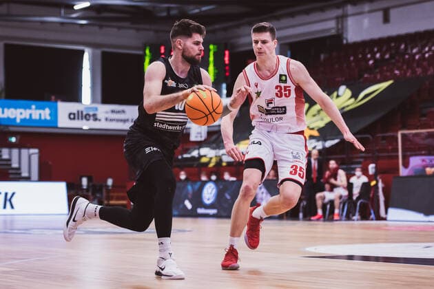 ProA: Playoffs - Artland Dragons vs. Science City Jena, 26.04.2021 Julius Wolf (Science City Jena, 10), Danielius Lavrinovicius (Artland Dragons, 35); ProA: Playoffs - Artland Dragons vs. Science City Jena am 26.04.2021 in Quakenbrueck (Artland Arena), Germany, Copyright: xBEAUTIFULxSPORTS Neddermannx