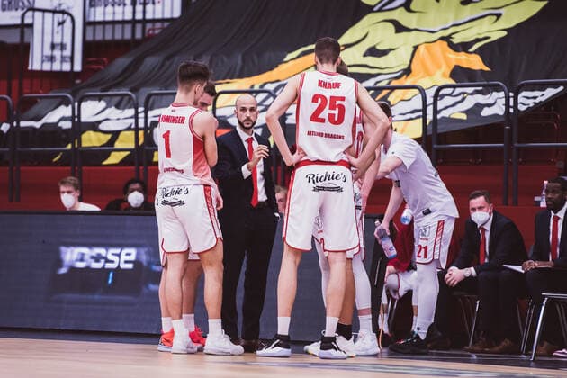 ProA: Playoffs - Artland Dragons vs. Science City Jena, 26.04.2021 Zachary Christopher Ensminger (Artland Dragons, 1), Tuna Isler (Artland Dragons, Head Coach), Jacob Knauf (Artland Dragons, 25); ProA: Playoffs - Artland Dragons vs. Science City Jena am 26.04.2021 in Quakenbrueck (Artland Arena), Germany, Copyright: xBEAUTIFULxSPORTS Neddermannx