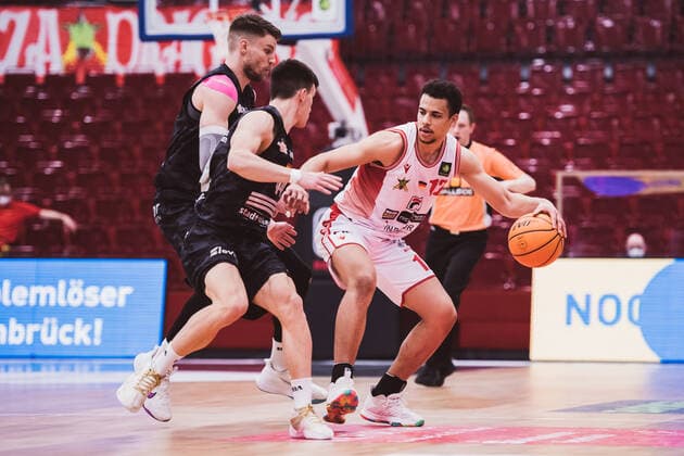 ProA: Playoffs - Artland Dragons vs. Science City Jena, 26.04.2021 Andrew David Smith (Science City Jena, 20), Vuk Radojicic (Science City Jena, 44), Leon Iduma Okpara (Artland Dragons, 12); ProA: Playoffs - Artland Dragons vs. Science City Jena am 26.04.2021 in Quakenbrueck (Artland Arena), Germany, Copyright: xBEAUTIFULxSPORTS Neddermannx