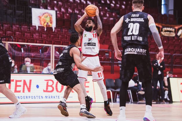 ProA: Playoffs - Artland Dragons vs. Science City Jena, 26.04.2021 Gerel David Simmons (Artland Dragons, 11), Demarcus Dejuan Holland (Science City Jena, 0); ProA: Playoffs - Artland Dragons vs. Science City Jena am 26.04.2021 in Quakenbrueck (Artland Arena), Germany, Copyright: xBEAUTIFULxSPORTS Neddermannx