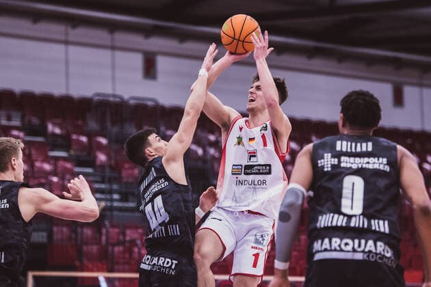ProA: Playoffs - Artland Dragons vs. Science City Jena, 26.04.2021 Zachary Christopher Ensminger (Artland Dragons, 1), Vuk Radojicic (Science City Jena, 44); ProA: Playoffs - Artland Dragons vs. Science City Jena am 26.04.2021 in Quakenbrueck (Artland Arena), Germany, Copyright: xBEAUTIFULxSPORTS Neddermannx