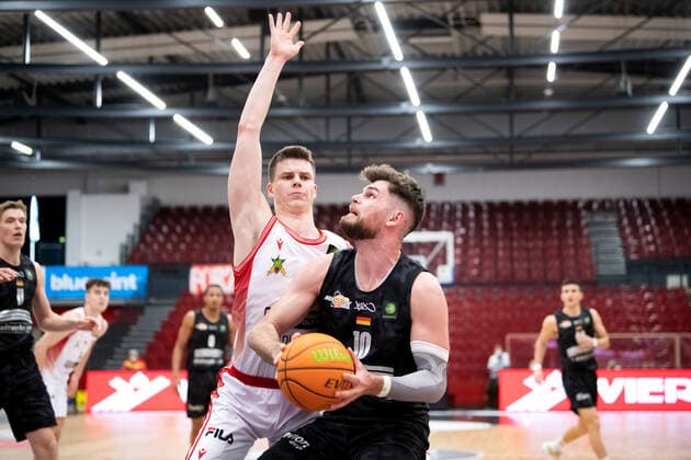BARMER 2. Basketball Bundesliga ProA Playoff Spieltag 4 Saison 2020 2021 am 26.4.2021 Artland Dragons vs Science City Jena v.re. am Ball Julius Wolf (Jena) gegen Danielius Lavrinovicius (Artland) Artland Arena