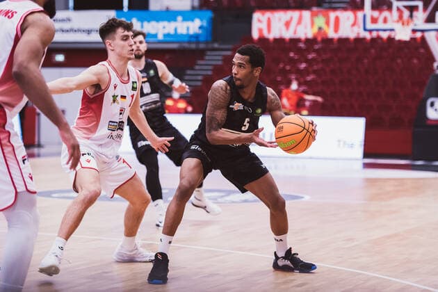 ProA: Playoffs - Artland Dragons vs. Science City Jena, 26.04.2021 Zachary Christopher Ensminger (Artland Dragons, 1), Frederick Zamal Nixon (Science City Jena, 5); ProA: Playoffs - Artland Dragons vs. Science City Jena am 26.04.2021 in Quakenbrueck (Artland Arena), Germany, Copyright: xBEAUTIFULxSPORTS Neddermannx
