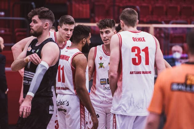 ProA: Playoffs - Artland Dragons vs. Science City Jena, 26.04.2021 Danielius Lavrinovicius (Artland Dragons, 35), Gerel David Simmons (Artland Dragons, 11), Zachary Christopher Ensminger (Artland Dragons, 1), Robert Oehle (Artland Dragons, 31); ProA: Playoffs - Artland Dragons vs. Science City Jena am 26.04.2021 in Quakenbrueck (Artland Arena), Germany, Copyright: xBEAUTIFULxSPORTS Neddermannx