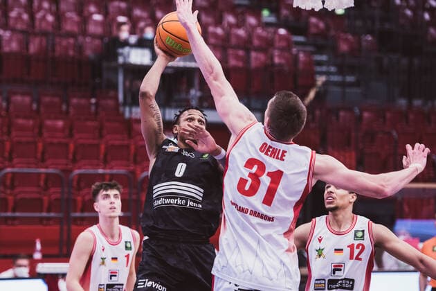 ProA: Playoffs - Artland Dragons vs. Science City Jena, 26.04.2021 Demarcus Dejuan Holland (Science City Jena, 0), Robert Oehle (Artland Dragons, 31); ProA: Playoffs - Artland Dragons vs. Science City Jena am 26.04.2021 in Quakenbrueck (Artland Arena), Germany, Copyright: xBEAUTIFULxSPORTS Neddermannx