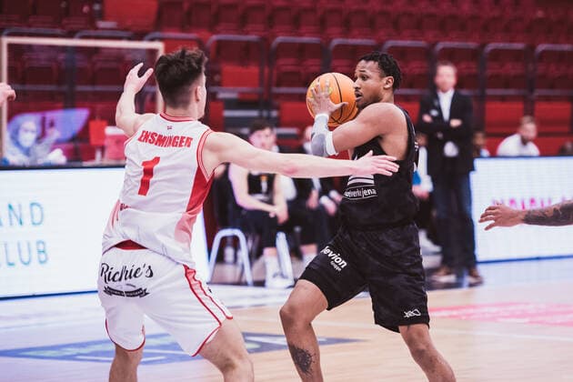 ProA: Playoffs - Artland Dragons vs. Science City Jena, 26.04.2021 Zachary Christopher Ensminger (Artland Dragons, 1), Demarcus Dejuan Holland (Science City Jena, 0); ProA: Playoffs - Artland Dragons vs. Science City Jena am 26.04.2021 in Quakenbrueck (Artland Arena), Germany, Copyright: xBEAUTIFULxSPORTS Neddermannx