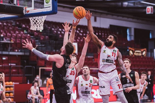 Sport Bilder des Tages ProA: Playoffs - Artland Dragons vs. Science City Jena, 26.04.2021 Julius Wolf (Science City Jena, 10), Danielius Lavrinovicius (Artland Dragons, 35), Gerel David Simmons (Artland Dragons, 11); ProA: Playoffs - Artland Dragons vs. Science City Jena am 26.04.2021 in Quakenbrueck (Artland Arena), Germany, Copyright: xBEAUTIFULxSPORTS Neddermannx