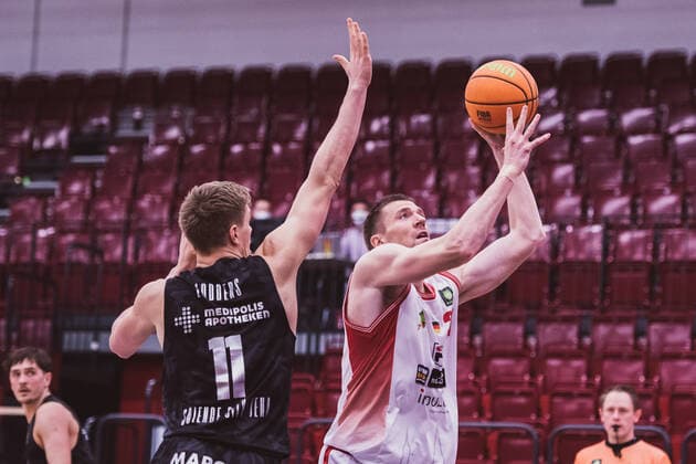 ProA: Playoffs - Artland Dragons vs. Science City Jena, 26.04.2021 Robin Carl Lodders (Science City Jena, 11), Robert Oehle (Artland Dragons, 31); ProA: Playoffs - Artland Dragons vs. Science City Jena am 26.04.2021 in Quakenbrueck (Artland Arena), Germany, Copyright: xBEAUTIFULxSPORTS Neddermannx