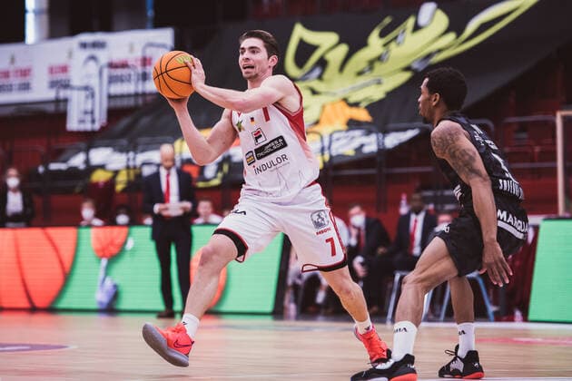 ProA: Playoffs - Artland Dragons vs. Science City Jena, 26.04.2021 Adrian Breitlauch (Artland Dragons, 7), Frederick Zamal Nixon (Science City Jena, 5); ProA: Playoffs - Artland Dragons vs. Science City Jena am 26.04.2021 in Quakenbrueck (Artland Arena), Germany, Copyright: xBEAUTIFULxSPORTS Neddermannx