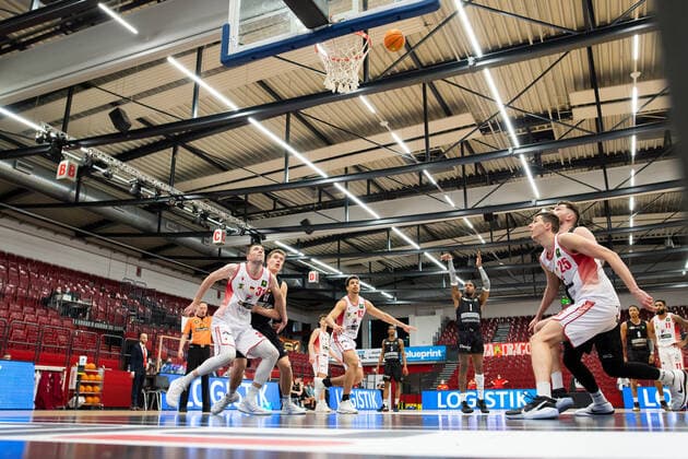 BARMER 2. Basketball Bundesliga ProA Playoff Spieltag 4 Saison 2020 2021 am 26.4.2021 Artland Dragons vs Science City Jena Mitte: Kasey Hill (Jena) trifft den spielentscheidenden Freiwurf zum 85. Punkt für Jena Artland Arena