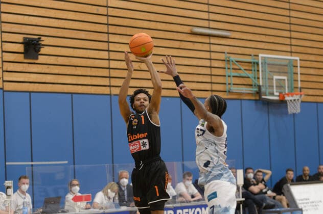 Nate BRITT (1 wiha Panthers Schwenningen), Trey (Curtis Lee) DAVIS (57 Eisbaeren Bremerhaven) ; Eisbären Bremerhaven vs wiha Panthers Schwenningen, Basketball, 2. Bundesliga ProA, 26.04.2021, 3. Spieltag der Playoffs, Saison 2020 2021 ; Copyright: xErikxHillmer EIBNERx EP_ehr Eisbären Bremerhaven vs wiha Panthers Schwenningen, Basketball, 2. Bundesliga ProA, 26.04.2021, 3. Spieltag der Playoffs, Saison 2020 2021 Bremerhaven Copyright: xErikxHillmer EIBNERx EP_ehr