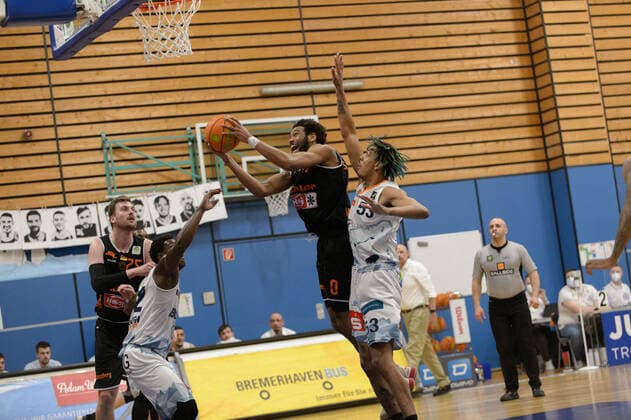 Robin JORCH (25 wiha Panthers Schwenningen), Armani T™Bori MOORE (52 Eisbaeren Bremerhaven), Courtney Jahlil STOCKARD (0 wiha Panthers Schwenningen), Kevin YEBO (53 Eisbaeren Bremerhaven) ; Eisbären Bremerhaven vs wiha Panthers Schwenningen, Basketball, 2. Bundesliga ProA, 26.04.2021, 3. Spieltag der Playoffs, Saison 2020 2021 ; Copyright: xErikxHillmer EIBNERx EP_ehr Eisbären Bremerhaven vs wiha Panthers Schwenningen, Basketball, 2. Bundesliga ProA, 26.04.2021, 3. Spieltag der Playoffs, Saison 2020 2021 Bremerhaven Copyright: xErikxHillmer EIBNERx EP_ehr