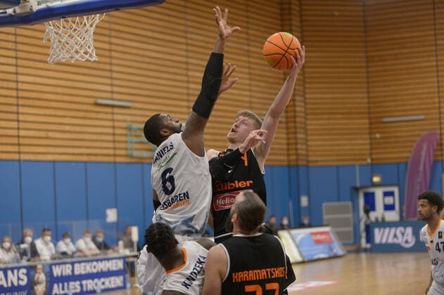 Will DANIELS (6 Eisbaeren Bremerhaven) blockt einen Wurfversuch von Jonas NIEDERMANNER (9 wiha Panthers Schwenningen) ; Eisbären Bremerhaven vs wiha Panthers Schwenningen, Basketball, 2. Bundesliga ProA, 26.04.2021, 3. Spieltag der Playoffs, Saison 2020 2021 ; Copyright: xErikxHillmer EIBNERx EP_ehr Eisbären Bremerhaven vs wiha Panthers Schwenningen, Basketball, 2. Bundesliga ProA, 26.04.2021, 3. Spieltag der Playoffs, Saison 2020 2021 Bremerhaven Copyright: xErikxHillmer EIBNERx EP_ehr