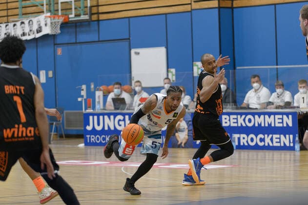 Trey (Curtis Lee) DAVIS (57 Eisbaeren Bremerhaven) umspielt Chris FRAZIER (2 wiha Panthers Schwenningen) ; Eisbären Bremerhaven vs wiha Panthers Schwenningen, Basketball, 2. Bundesliga ProA, 26.04.2021, 3. Spieltag der Playoffs, Saison 2020 2021 ; Copyright: xErikxHillmer EIBNERx EP_ehr Eisbären Bremerhaven vs wiha Panthers Schwenningen, Basketball, 2. Bundesliga ProA, 26.04.2021, 3. Spieltag der Playoffs, Saison 2020 2021 Bremerhaven Copyright: xErikxHillmer EIBNERx EP_ehr