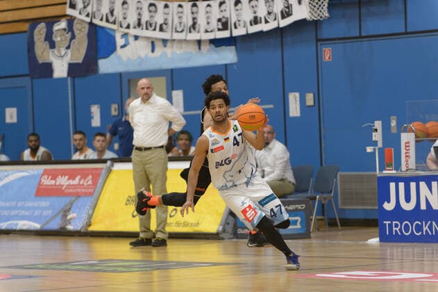 Marvin HECKEL (47 Eisbaeren Bremerhaven) läuft Nate BRITT (1 wiha Panthers Schwenningen) davon ; Eisbären Bremerhaven vs wiha Panthers Schwenningen, Basketball, 2. Bundesliga ProA, 26.04.2021, 3. Spieltag der Playoffs, Saison 2020 2021 ; Copyright: xErikxHillmer EIBNERx EP_ehr Eisbären Bremerhaven vs wiha Panthers Schwenningen, Basketball, 2. Bundesliga ProA, 26.04.2021, 3. Spieltag der Playoffs, Saison 2020 2021 Bremerhaven Copyright: xErikxHillmer EIBNERx EP_ehr