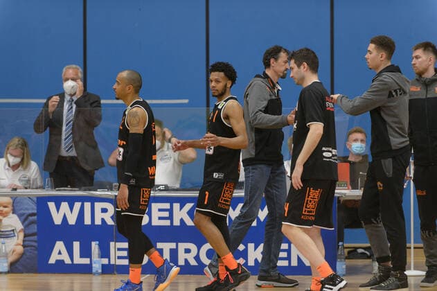 Chris FRAZIER (2 wiha Panthers Schwenningen), Nate BRITT (1 wiha Panthers Schwenningen), Ivan MIKULIC (4 wiha Panthers Schwenningen) verlassen nach der Niederlage enttäuscht das Feld ; Eisbären Bremerhaven vs wiha Panthers Schwenningen, Basketball, 2. Bundesliga ProA, 26.04.2021, 3. Spieltag der Playoffs, Saison 2020 2021 ; Copyright: xErikxHillmer EIBNERx EP_ehr Eisbären Bremerhaven vs wiha Panthers Schwenningen, Basketball, 2. Bundesliga ProA, 26.04.2021, 3. Spieltag der Playoffs, Saison 2020 2021 Bremerhaven Copyright: xErikxHillmer EIBNERx EP_ehr