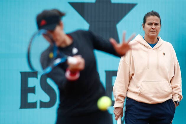 April 27, 2021, MADRID, MADRID, SPAIN: Conchita Martinez head coach, looks at Garbine Muguruza of Spain during her practice during the WTA, Tennis Damen 1000 - Mutua Madrid Open 2021 at La Caja Magica on April 27, 2021 in Madrid, Spain. MADRID SPAIN - ZUMAa181 20210427_zaa_a181_015 Copyright: xOscarxJ.xBarrosox