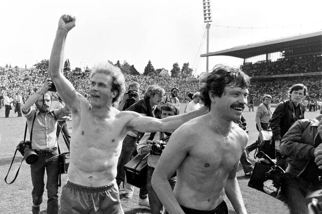 RUMMENIGGE Karl Heinz Team FC Bayern Muenchen mit Torwart MUELLER Manfred Fussball Bundesligasaison 1980 -1981 Spiel Borussia Moenchengladbach - FC Bayern Muenchen FC Bayern Muenchen ist Deutscher Meister am 06.06.1981 in Moenchengladbach