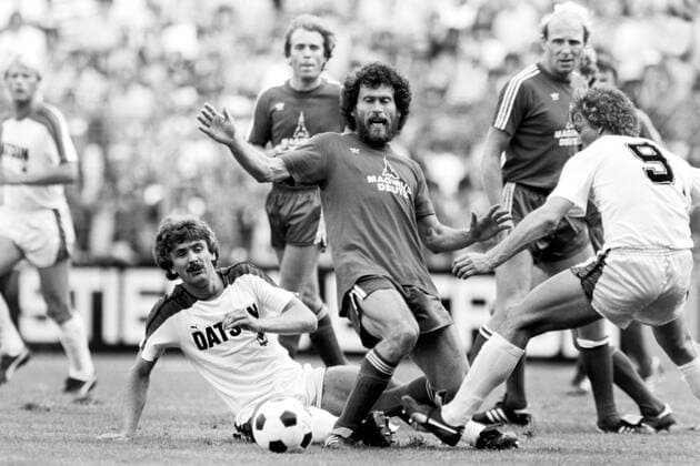 BREITNER Paul Team FC Bayern Muenchen mit HANNES Wilfried und NICKL Harald Fussball Bundesligasaison 1980-1981 Spiel Borussia Moenchengladbach - FC Bayern Muenchen FC Bayern Muenchen ist Deutscher Meister am 06.06.1981 in Moenchengladbach