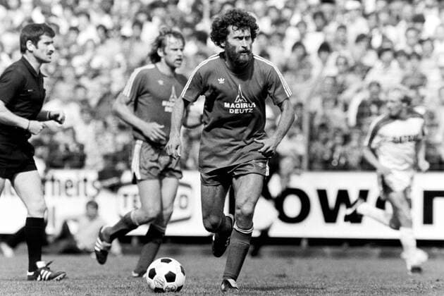 BREITNER Paul Team FC Bayern Muenchen Fussball Bundesligasaison 1980-1981 Spiel Borussia Moenchengladbach - FC Bayern Muenchen FC Bayern Muenchen ist Deutscher Meister am 06.06.1981 in Moenchengladbach *** BREITNER Paul Team FC Bayern Muenchen Football Bundesliga Season 1980 1981 Match Borussia Moenchengladbach FC Bayern Muenchen FC Bayern Muenchen is German Champion on 06 06 1981 in Moenchengladbach
