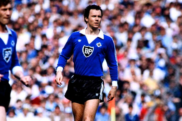 BECKENBAUER Franz Team HSV Fussball Bundesligasaison 1980-1981 Spiel FC Schalke 04 - HSV am 14. 04. 1981 in Gelsenkirchen *** BECKENBAUER Franz team HSV football Bundesliga season 1980 1981 match FC Schalke 04 HSV on 14 04 1981 in Gelsenkirchen