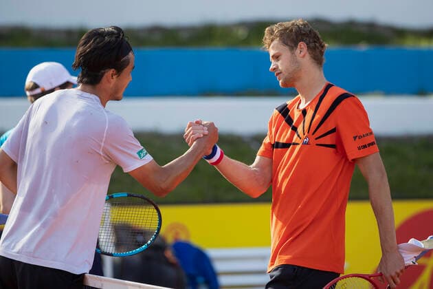 Taro Daniel gratuliert dem Sieger Yannick Hanfmann (GER) am Netz Tennis - BMW Open 2021 - ATP, Tennis Herren - MTTC Iphitos - Munich - - Germany - 27 April 2021. Copyright: xJuergenxHasenkopfx