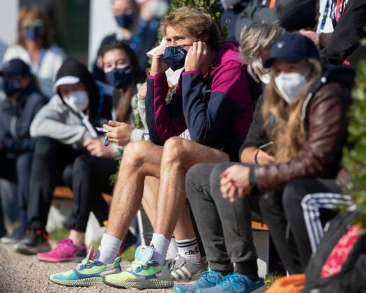 Sport Bilder des Tages Alexander Zverev (GER) mit Corona Maske, sitzt auf einer Bank als Zuschauer beim Hanfmann Spiel. Copyright: xJuergenxHasenkopfx