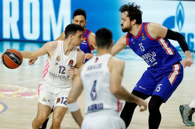 Real Madrid s Carlos Alcocen (L) in action against Anadolou EFES Sertac Sanli (R) during a Euroleague quarter final playoff match between Real Madrid and Anadolou EFES at Wizink Center in Madrid, Spain, 27 April 2021. Real Madrid - Anadolou EFES !ACHTUNG: NUR REDAKTIONELLE NUTZUNG!  Copyright: xMariscalx GRAF3393 20210427-637551477476849577