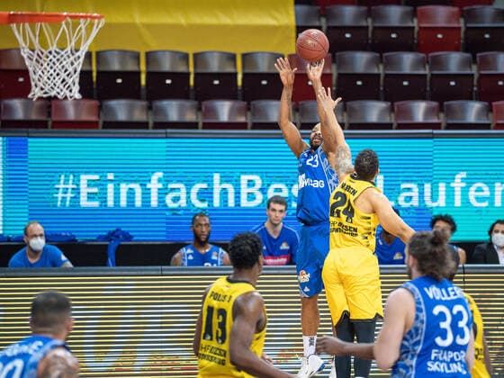 Quantez Robertson (Fraport Skyliners, 23), Andrew Warren (MHP Riesen Ludwigsburg, 24), MHP Riesen Ludwigsburg vs. FRAPORT SKYLINERS, Basketball, Bundesliga, easycredit BBL, 27.04.2021, MHP Riesen Ludwigsburg vs. FRAPORT SKYLINERS, Basketball, Bundesliga, easycredit BBL, 27.04.2021 Ludwigsburg Copyright: xEibner-Pressefoto SaschaxWaltherx EP_swa
