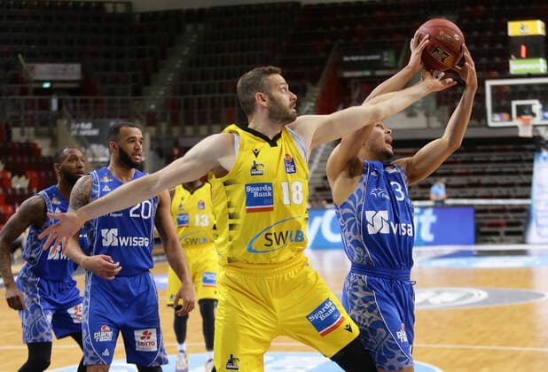 Ludwigsburg , Basketball easyCredit BBL Bundesliga , MHP RIESEN Ludwigsburg vs. Fraport Skyliners Frankfurt , von links: Jonas Wohlfarth - Bottermann ( Riesen ) Maximilian begue ( FRA )