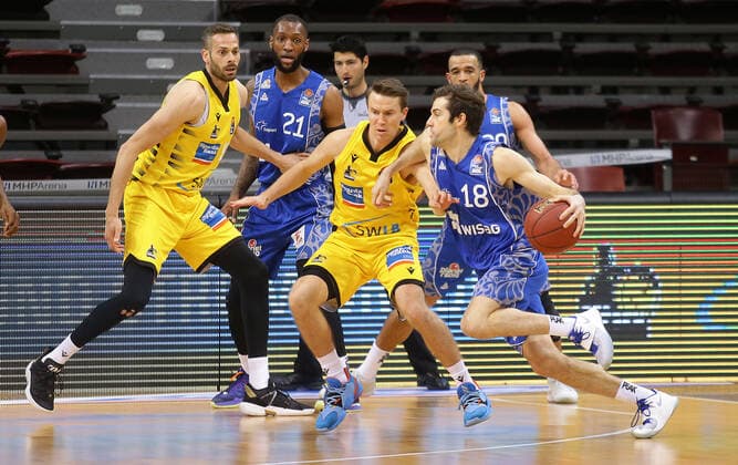 Ludwigsburg , Basketball easyCredit BBL Bundesliga , MHP RIESEN Ludwigsburg vs. Fraport Skyliners Frankfurt , von links: Jonas Wohlfarth-Bottermann ( Riesen ) Jordan Hulls ( Riesen ) Joe Rahon ( FRA )