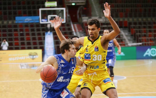 Ludwigsburg , Basketball easyCredit BBL Bundesliga , MHP RIESEN Ludwigsburg vs. Fraport Skyliners Frankfurt , von links: Joe Rahon ( FRA ) Oscar da Silva ( Riesen )