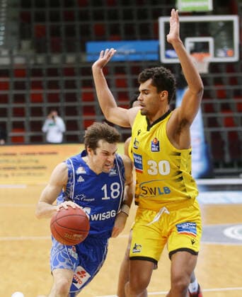 Ludwigsburg , Basketball easyCredit BBL Bundesliga , MHP RIESEN Ludwigsburg vs. Fraport Skyliners Frankfurt , von links: Joe Rahon ( FRA ) Oscar da Silva ( Riesen )