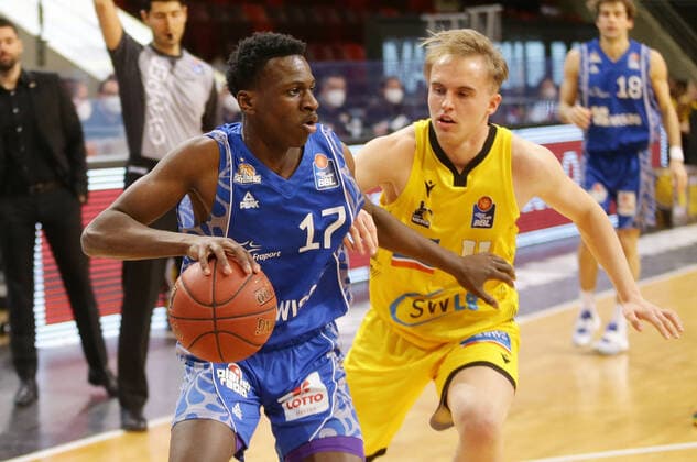 Ludwigsburg , Basketball easyCredit BBL Bundesliga , MHP RIESEN Ludwigsburg vs. Fraport Skyliners Frankfurt , von links: Joshua Bonga ( FRA ) Lukas herzog ( Riesen )