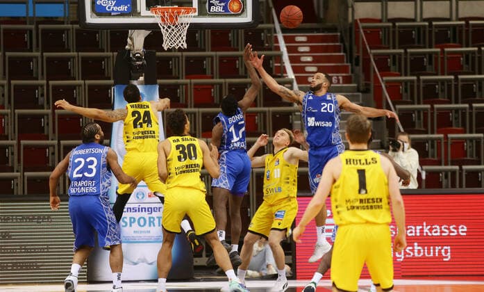 Ludwigsburg , Basketball easyCredit BBL Bundesliga , MHP RIESEN Ludwigsburg vs. Fraport Skyliners Frankfurt , von links: Andrew Warren ( Riesen ) Joshua Bonga ( FRA ) Rasheed Moore ( FRA )