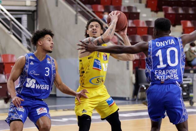 Ludwigsburg , Basketball easyCredit BBL Bundesliga , MHP RIESEN Ludwigsburg vs. Fraport Skyliners Frankfurt , v. l. Maximilian Begue (Skyliners) Jonah Radebaugh (Riesen) Alvin Onyia (Skyliners)