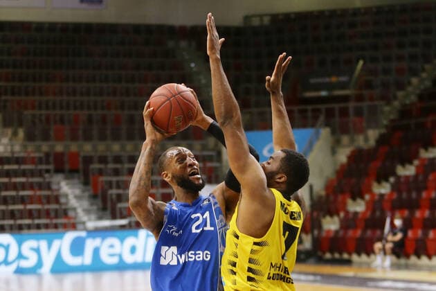 Ludwigsburg , Basketball easyCredit BBL Bundesliga , MHP RIESEN Ludwigsburg vs. Fraport Skyliners Frankfurt , von links: Kamari Murphy ( FRA ) Jamel McLean ( Riesen )