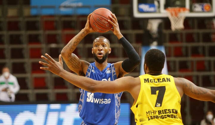 Ludwigsburg , Basketball easyCredit BBL Bundesliga , MHP RIESEN Ludwigsburg vs. Fraport Skyliners von links: Kamari Murphy ( FRA ) Jamel McLean ( Riesen ) ,