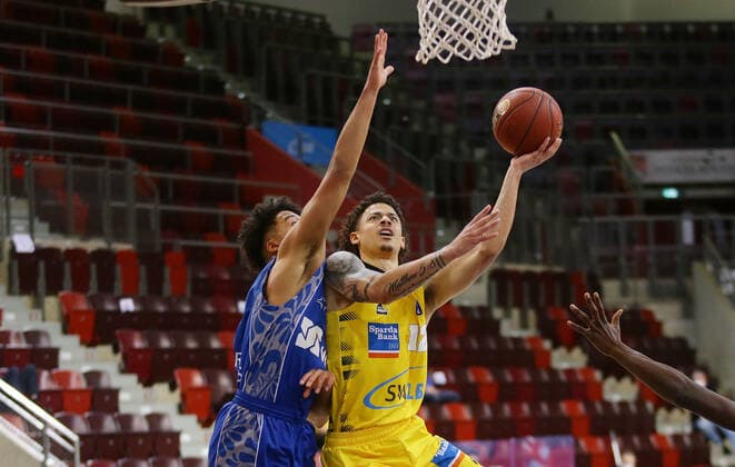 Ludwigsburg , Basketball easyCredit BBL Bundesliga , MHP RIESEN Ludwigsburg vs. Fraport Skyliners Frankfurt , von links: Maximilian begue ( FRA ) Jonah Radebaugh ( Riesen )