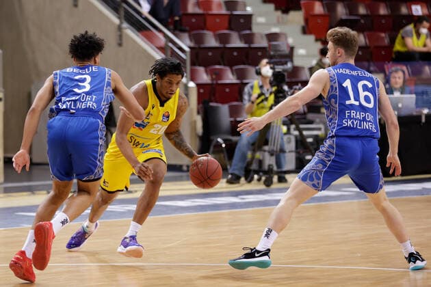 Ludwigsburg , Basketball easyCredit BBL Bundesliga , MHP RIESEN Ludwigsburg vs. Fraport Skyliners Frankfurt , v. l. Maximilian Begue (Skyliners) Desi Rodriguez (Riesen) Philipp Hadenfeldt (Skyliners)