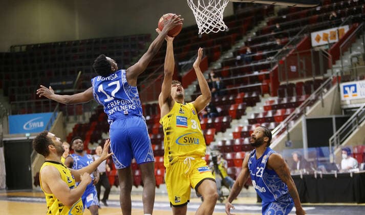 Ludwigsburg , Basketball easyCredit BBL Bundesliga , MHP RIESEN Ludwigsburg vs. Fraport Skyliners Frankfurt , von links: Joshua Bonga ( FRA ) Oscar Da Silva ( Riesen )
