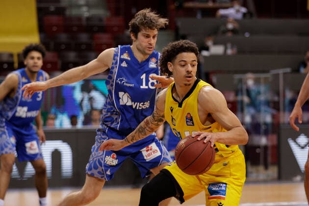 Ludwigsburg , Basketball easyCredit BBL Bundesliga , MHP RIESEN Ludwigsburg vs. Fraport Skyliners Frankfurt , v. l. Joe Rahon (Skyliners) Jonah Radebaugh (Riesen)