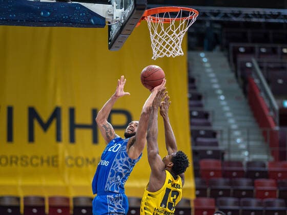 Rasheed Moore (Fraport Skyliners, 20), Yorman Polas Bartolo (MHP Riesen Ludwigsburg, 13), MHP Riesen Ludwigsburg vs. FRAPORT SKYLINERS, Basketball, Bundesliga, easycredit BBL, 27.04.2021, MHP Riesen Ludwigsburg vs. FRAPORT SKYLINERS, Basketball, Bundesliga, easycredit BBL, 27.04.2021 Ludwigsburg Copyright: xEibner-Pressefoto SaschaxWaltherx EP_swa