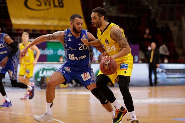 Ludwigsburg , Basketball easyCredit BBL Bundesliga , MHP RIESEN Ludwigsburg vs. Fraport Skyliners Frankfurt , v. l. Rasheed Moore (Skyliners) Andrew Warren (Riesen)
