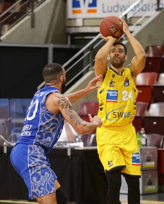 Ludwigsburg , Basketball easyCredit BBL Bundesliga , MHP RIESEN Ludwigsburg vs. Fraport Skyliners Frankfurt , rechts: Andrew Warren ( Riesen )